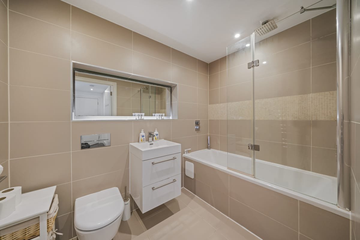 Riverside 1BR — bathroom