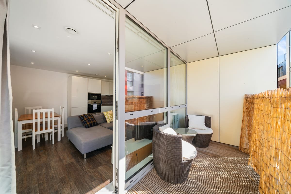 Riverside 1BR — more