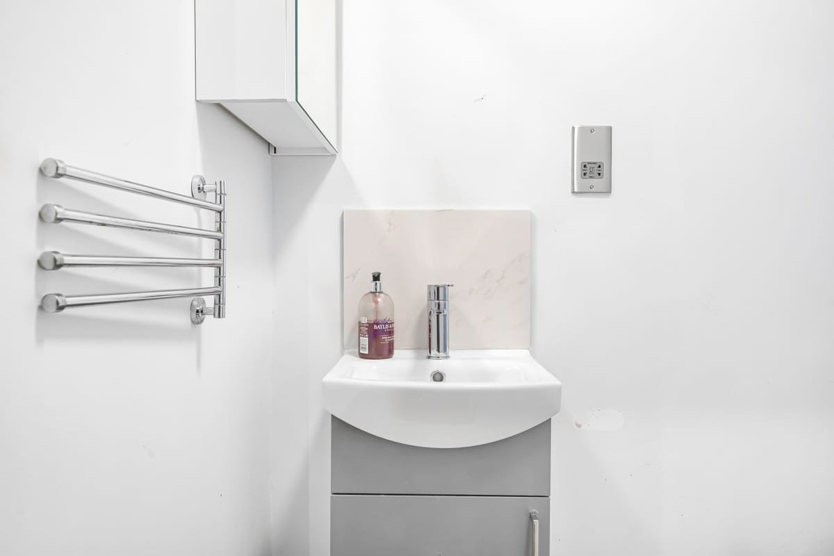 Riverside 3BR — bathroom