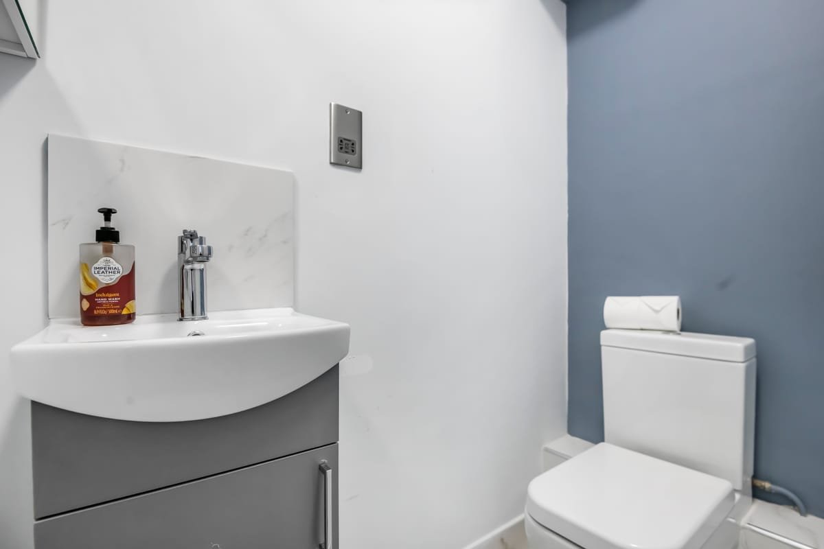 Riverside 3BR — bathroom