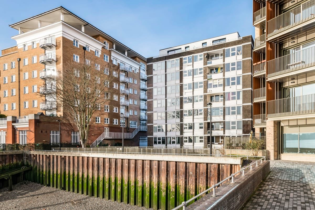 Riverside 3BR — the building